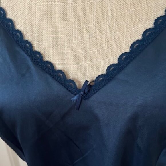 Set of 2 Vintage Warner's Camisole's - Picture 13 of 16